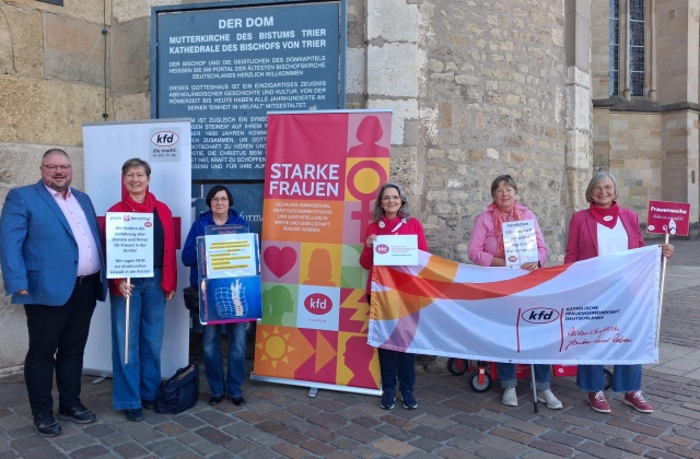 Mahnwache vor Trierer Dom mit kfd und Netzwerk Diakonat der Frau